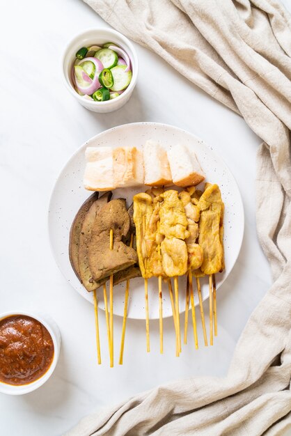 Satay di maiale con salsa di arachidi e sottaceti