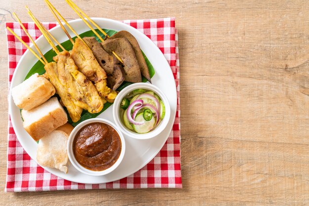 Satay di maiale con salsa di arachidi e sottaceti