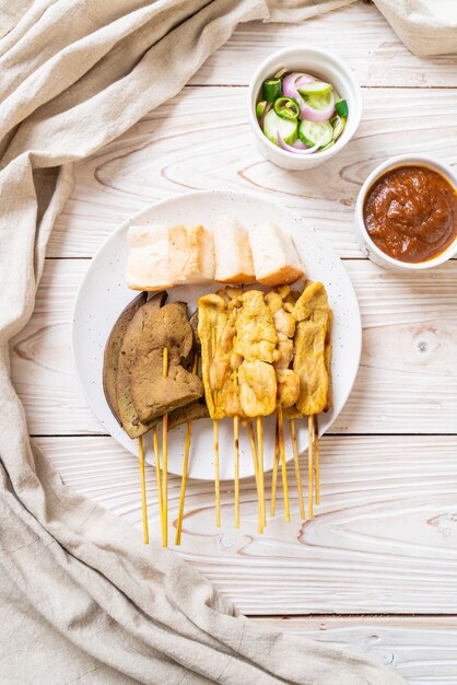 Satay di maiale con salsa di arachidi e sottaceti