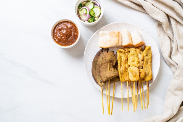 Satay di maiale con salsa di arachidi e sottaceti