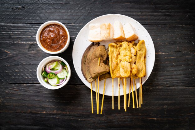 Satay di maiale con salsa di arachidi e sottaceti