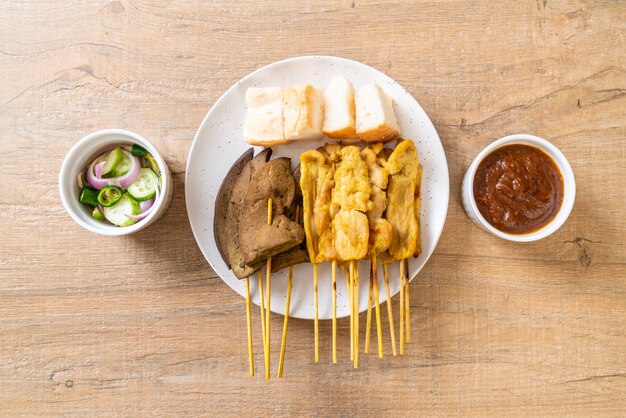 Satay di maiale con salsa di arachidi e sottaceti