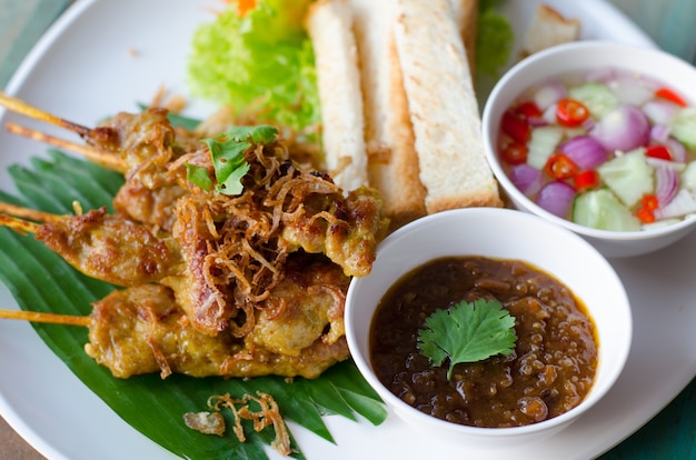 Satay di maiale con salsa di arachidi