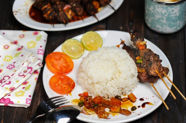 Sate Kambing o satai è un alimento a base di carne di capra giovane che viene pugnalata con un bastone e bruciata