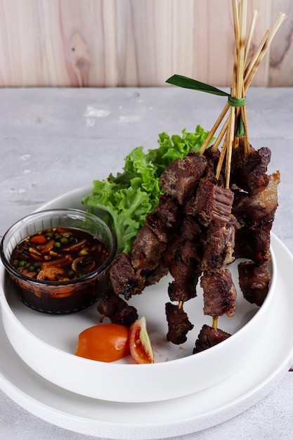 Sate sapi o satay di manzo per il menu di Idul Adha Sate daging sapi è un popolare cibo di strada in Indonesia