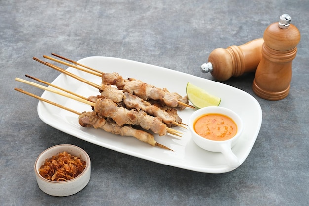 Sate Taichan Satay di pollo alla griglia senza salsa di arachidi o salsa di soia Servito su piatto con sambal