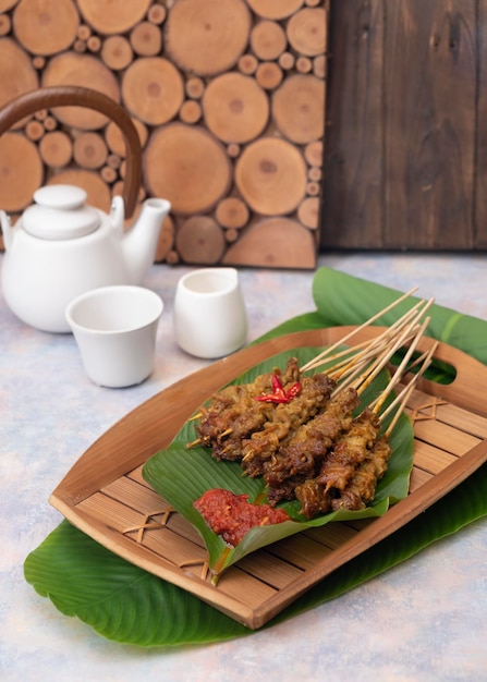 Sate usus o intestini di pollo satay. cibo di strada tradizionale indonesiano. Su foglia di banana e tradi