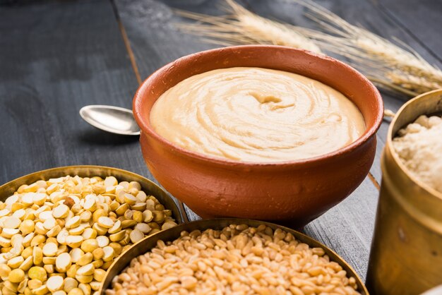 Sattu è una farina, impasto di legumi macinati tostati e cereali. Integratore alimentare tradizionale e nutrizionale dall'India. Servito su sfondo lunatico. messa a fuoco selettiva