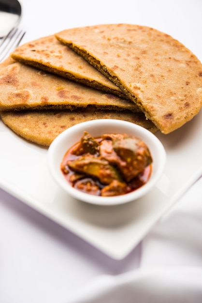 Sattu Ka Paratha Channa Dal Farina Paratha farcita servita con sottaceti al mango e cagliata o dahi