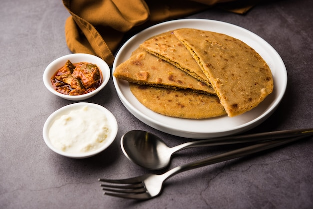 Sattu Ka Paratha Channa Dal Farina Paratha farcita servita con sottaceti al mango e cagliata o dahi