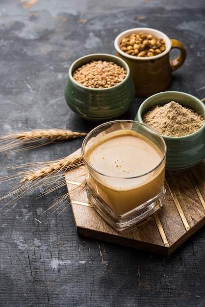 Sattu sharbat è una bevanda dolce rinfrescante preparata in estate con farina di ceci neri tostati, orzo, zucchero, sale e acqua. servito in un bicchiere. messa a fuoco selettiva