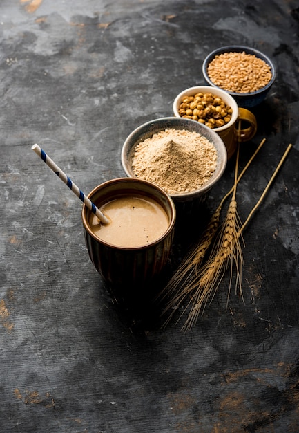 Sattu sharbat è una bevanda dolce rinfrescante preparata in estate con farina di ceci neri tostati, orzo, zucchero, sale e acqua. servito in un bicchiere. messa a fuoco selettiva