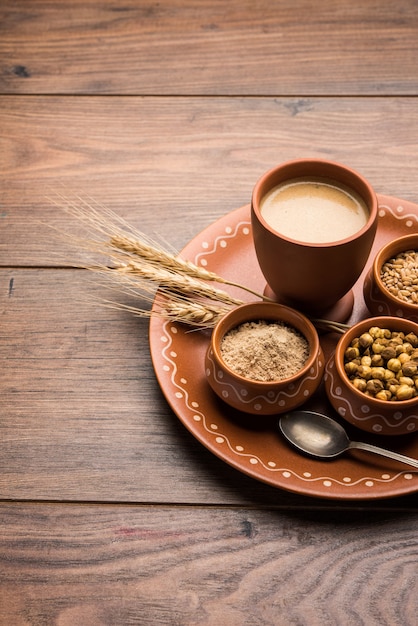 Sattu sharbat è una bevanda dolce rinfrescante preparata in estate con farina di ceci neri tostati, orzo, zucchero, sale e acqua. servito in un bicchiere. messa a fuoco selettiva