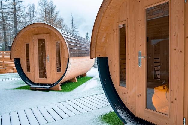 Saune cilindriche rustiche in inverno durante le nevicate