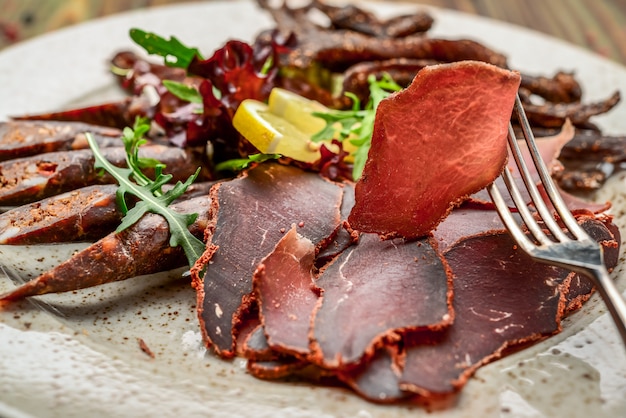 Sausageraw affumicato discarica di carne a scatti di salsiccia piccante, cibo sano e gustoso.