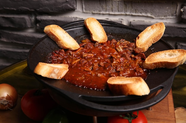 Sauté di carne in padella tradizionale Sac kavurma Cibo turco