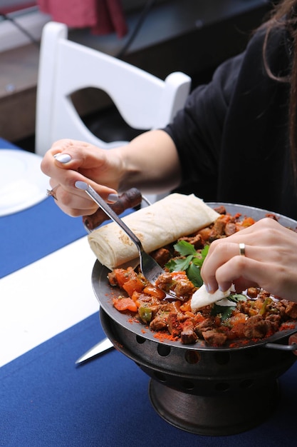 Sauté di carne in padella tradizionale Sac kavurma Cibo turco