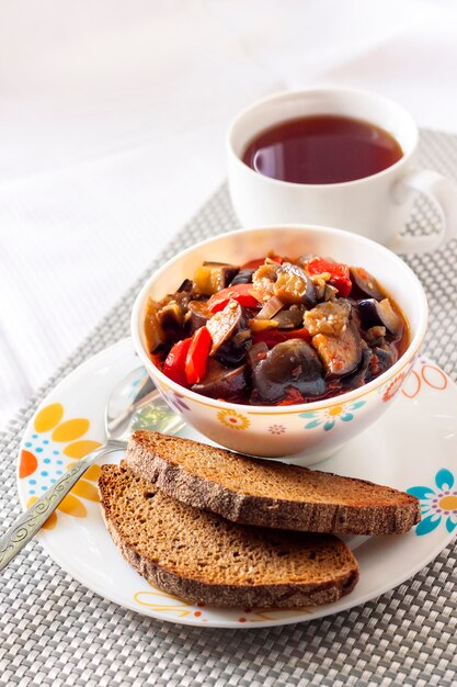 Sautée di verdure con melanzane, peperoncino e pomodori