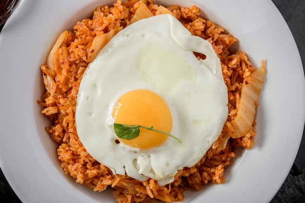 Savory Fusion CloseUp di Kimchi Fried Rice una deliziosa miscela di sapori in risoluzione 4K