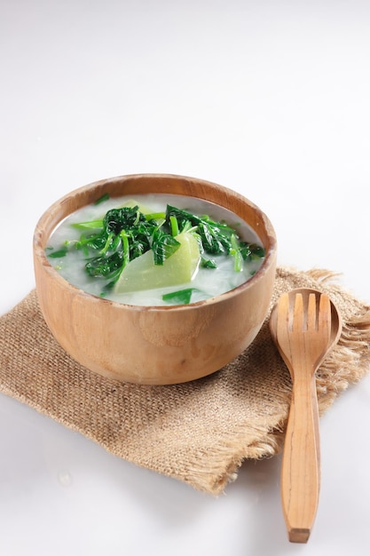 Sayur Bobor Bayam è un piatto tipico di Central Java, foglie di spinaci nel latte di cocco.