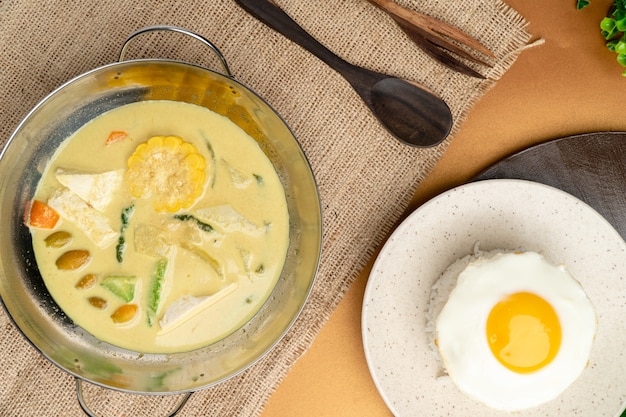 Sayur lodeh è una zuppa di verdure indonesiana preparata con verdure nel latte di cocco