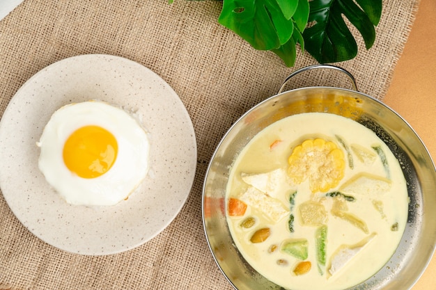 Sayur lodeh è una zuppa di verdure indonesiana preparata con verdure nel latte di cocco