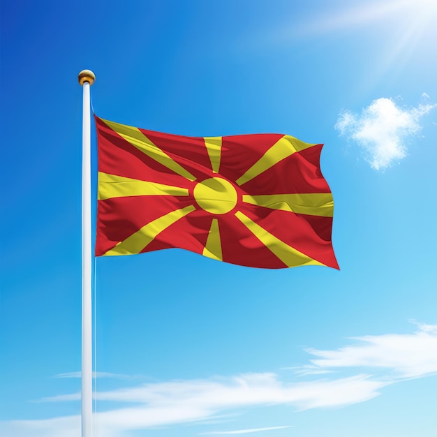 Sbalza la bandiera della Macedonia del Nord sul palo della bandiera con lo sfondo del cielo