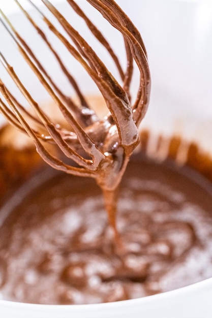 Sbattere la pastella per cupcakes al cioccolato in una ciotola.