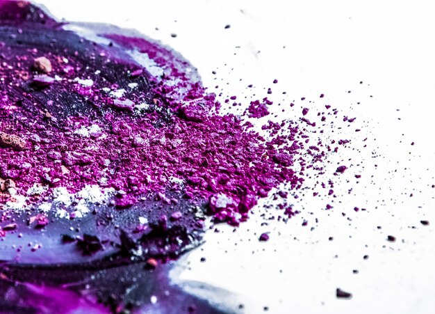 Sbavatura artistica di rossetto e ombretto schiacciato come sfondo