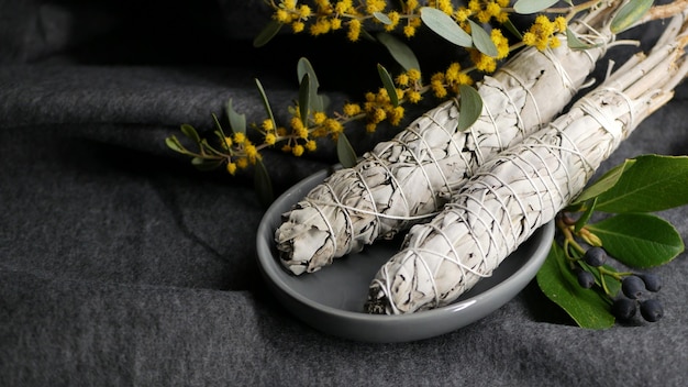 Sbavatura di salvia bianca in stick per aromaterapia. Incenso essenziale per sbavare.