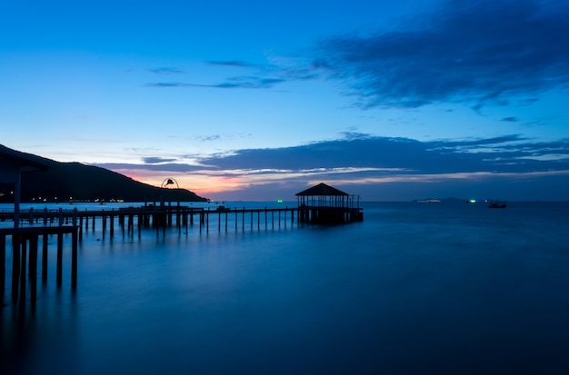 Sbocchi la spiaggia Sare in cielo crepuscolare, Sattahip, Chonburi, Tailandia