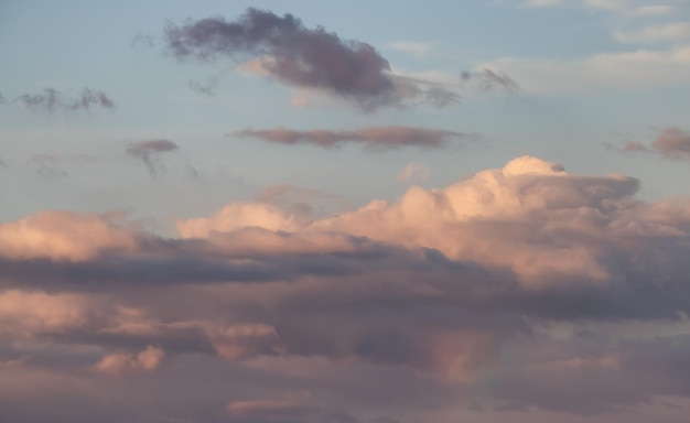 Sbuffi di nuvole nel cielo durante il tramonto ingrandiscono lo sfondo di Cloudscape