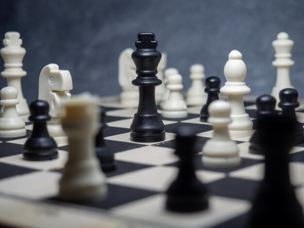 Scacchi Pezzi degli scacchi sulla scacchiera Giochi da tavolo Controstrategia Pensiero strategico