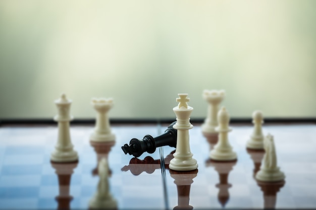 Scacchi su una tavola di legno. gioco, strategia, gestione o leadership, concetto di successo aziendale
