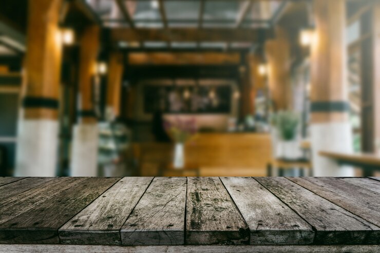 Foto scaffale di legno con caffetteria offuscata sfondo