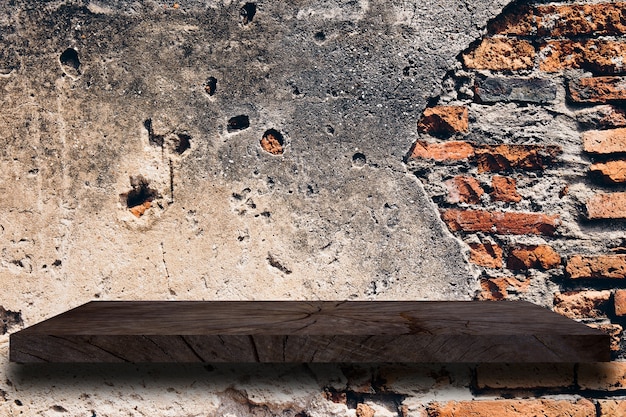Scaffale di legno sul vecchio fondo di struttura della parete del cemento.