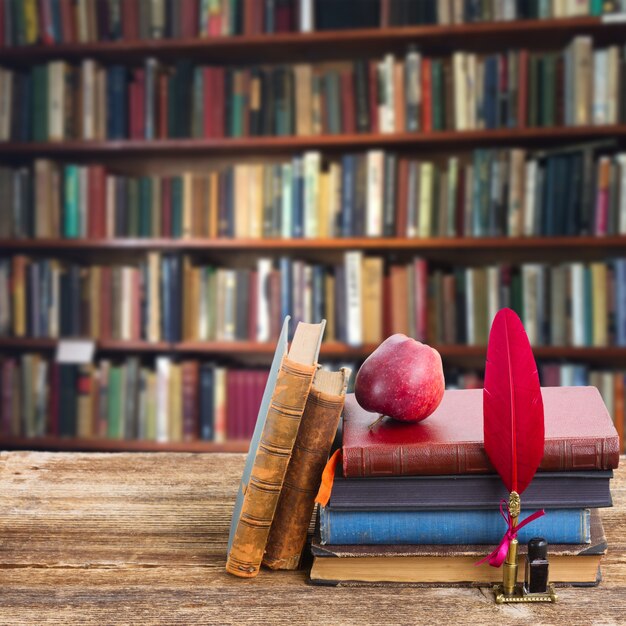 Scaffale in legno con libri antichi in biblioteca