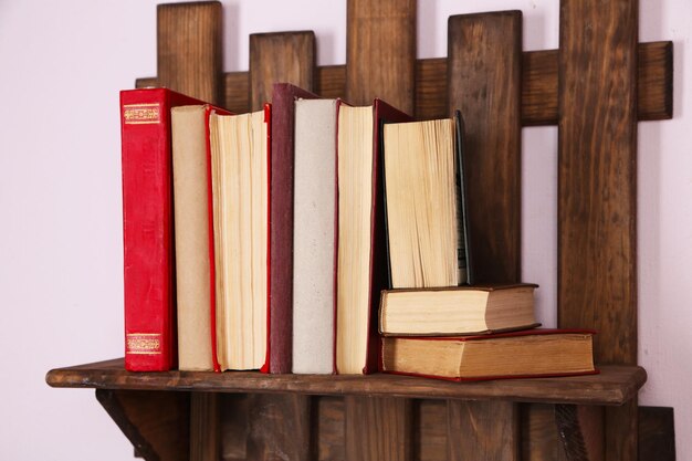 Scaffale in legno con libri sul primo piano della parete