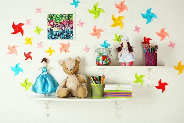 Scaffali con i giocattoli in primo piano della stanza del bambino