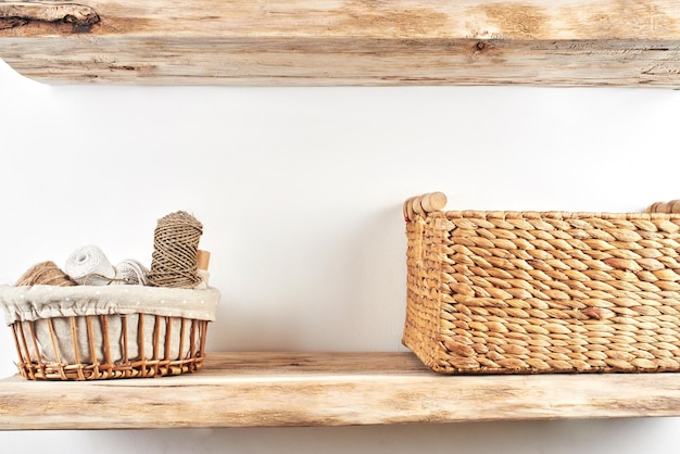 Scaffali in legno con elementi decorativi. Interno di casa