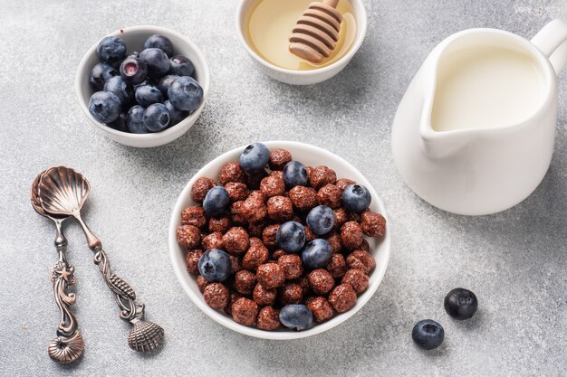 Scaglie di cioccolato a base di cereali naturali con mirtilli freschi