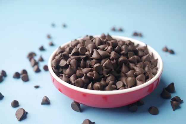 Scaglie di cioccolato che fuoriescono da un pacchetto di plastica