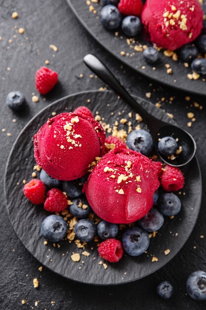 Scaglie di gelato rinfrescante della bacca sul piatto