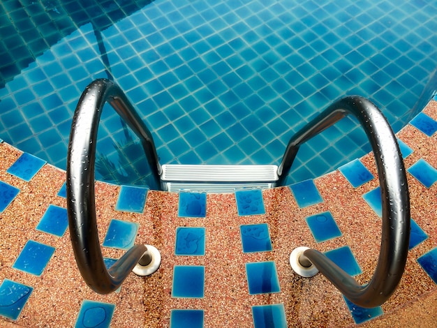 Scala delle barre di gru a benna nella piscina.