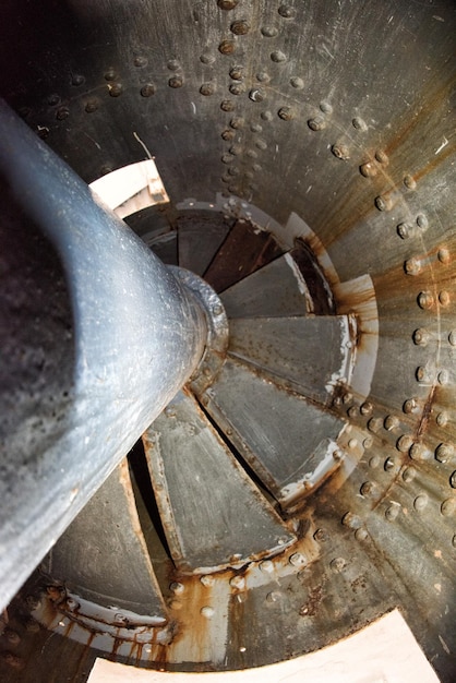 Scala di avvolgimento del vecchio faro arrugginito in patagonia