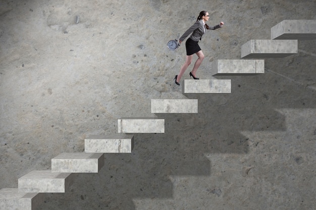 Scala di carriera rampicante della giovane donna di affari