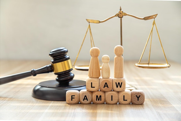 Scala di famiglia di giustizia martello e libro con le parole FAMILY LAW su tavolo closeup