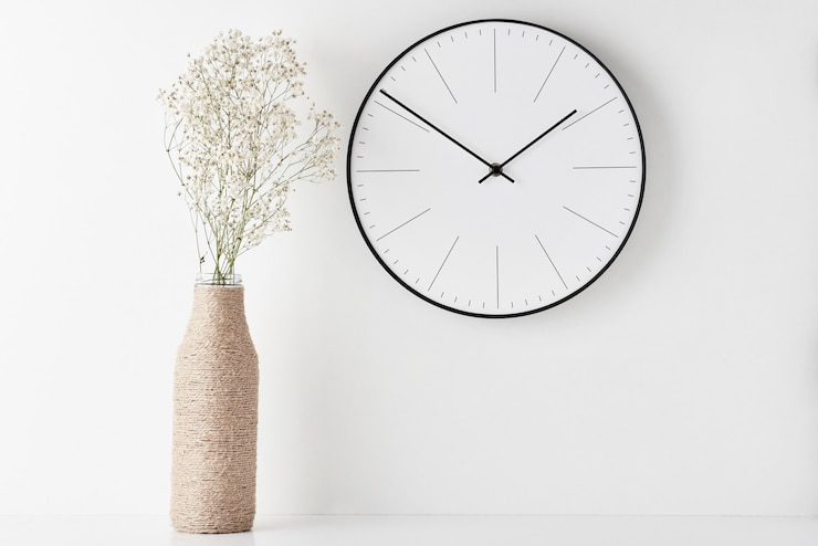 Scala di lavoro minima per l'ufficio domestico con orologio da parete