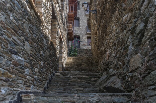 Scala di pietra ad un backstreet rurale