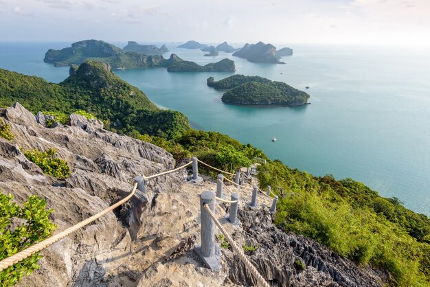 Scala fino al punto panoramico bellissimo paesaggio naturale dell'isola e del mare durante l'estate dal punto di vista di Ko Wua Ta Lap nel Parco Marino Nazionale di Mu Ko Ang Thong, Surat Thani, Thailandia